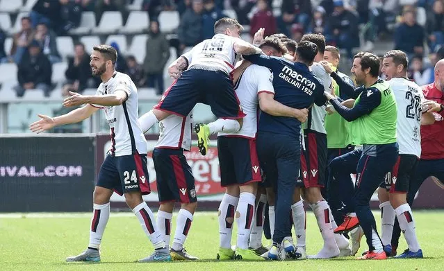 Cagliari's Leonardo Pavoletti, center, celebrates with his teammates after scoring the 1-1 equalizer during the Serie A soccer match between Torino and Cagliari at the Olympic Stadium in Turin, Italy, Sunday, April 14, 2019. (Photo by Alessandro Di Marco/ANSA via AP Photo)