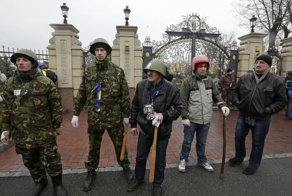 Ukrainians Flock to See Yanukovych's Mansion
