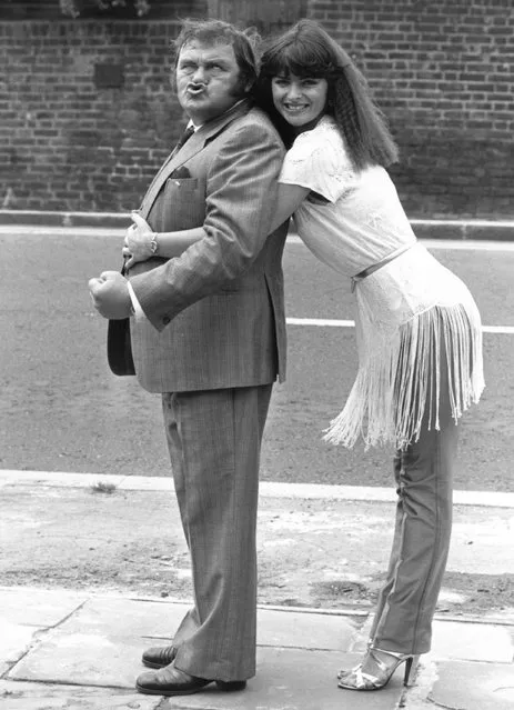 British comedian Les Dawson (1934 – 1993) with “Crackerjack” girl Jan Michelle, on 11th August 1980.  (Photo by Mike Lawn/Evening Standard/Getty Images)