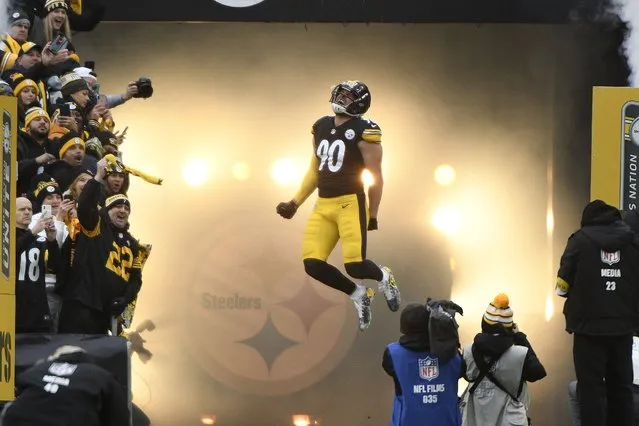 Pittsburgh Steelers outside linebacker T.J. Watt (90) is introduced before an NFL football game against the Detroit Lions in Pittsburgh, Sunday, November 14, 2021. (Photo by Don Wright/AP Photo)