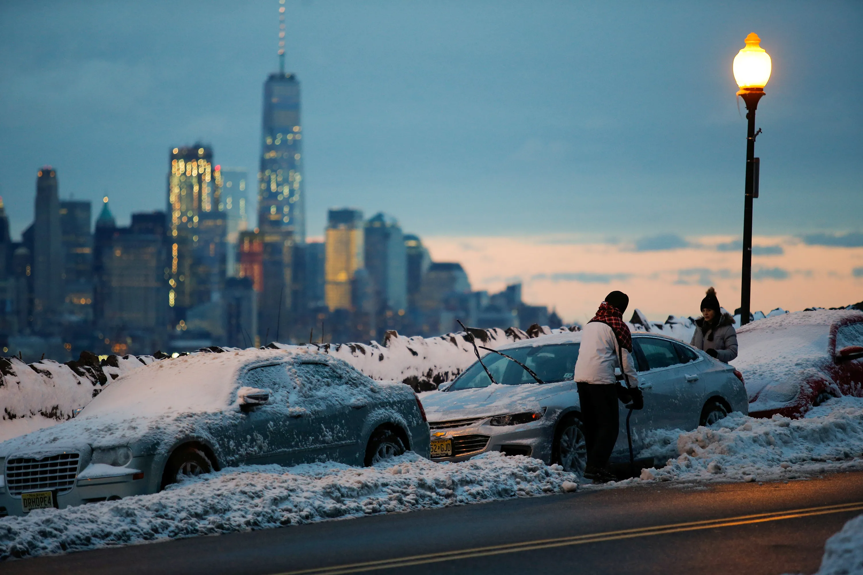 Америка зимнее время. Зима в Америке. Зимний Нью-Йорк. Снегопад в городе. Америка зимой.