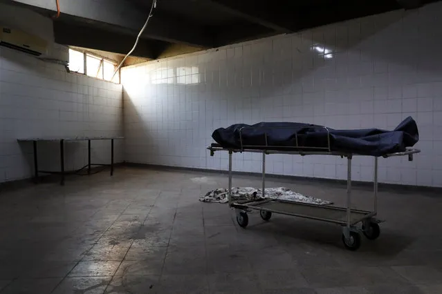 The body of a COVID-19 victim waits to be retrieved from the morgue, after the woman passed away the previous night at Clinicas Hospital in San Lorenzo, Paraguay, Monday, April 26, 2021. (Photo by Jorge Saenz/AP Photo)