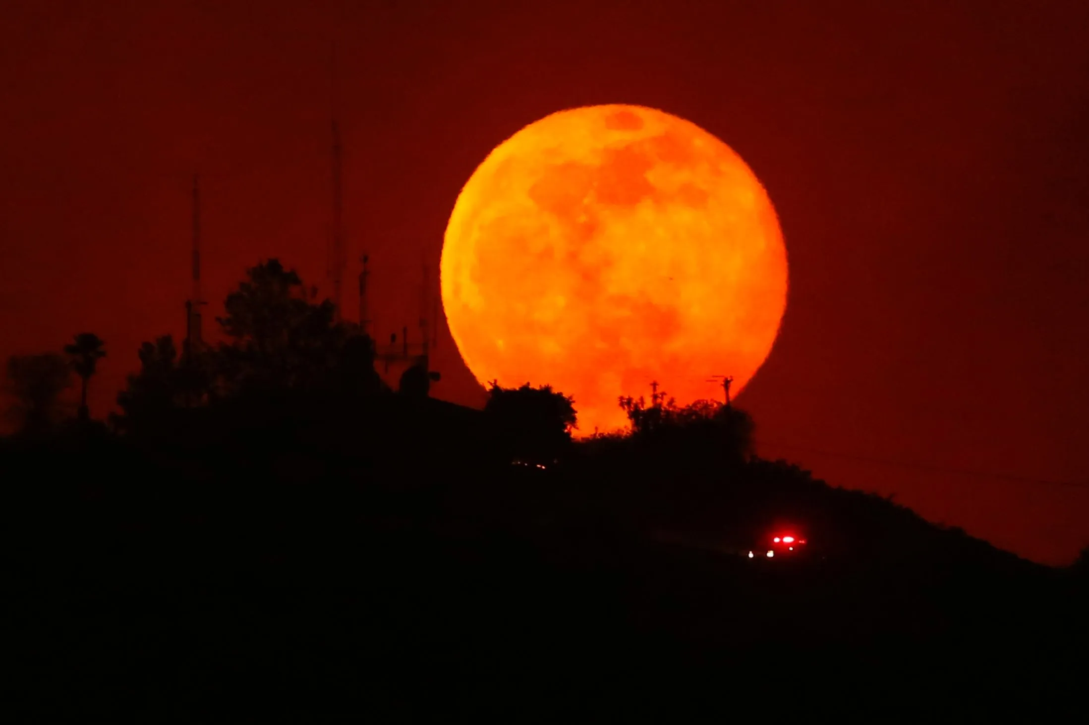Кровавая луна почему. Кровавая Луна явление. Кровавая Луна 2022. Оранжевая Луна. Огромная Луна.