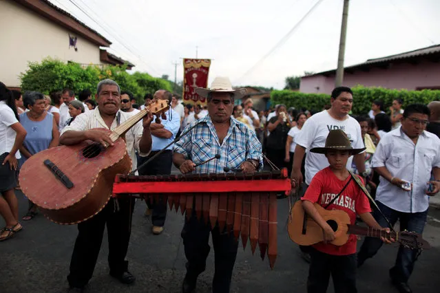 A traditional music group participates in the funeral of Darwin Zelaya, a local radio DJ killed by suspected gang members in Izalco, El Salvador May 27, 2016. (Photo by Jose Cabezas/Reuters)