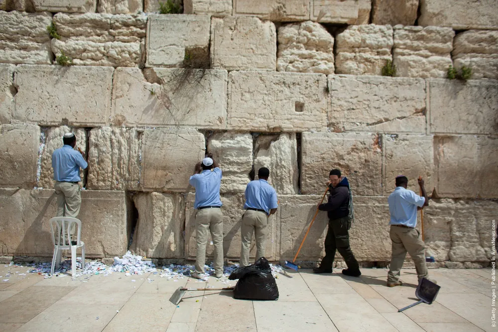 Prayers And Messages to God are Removed from the Western Wall