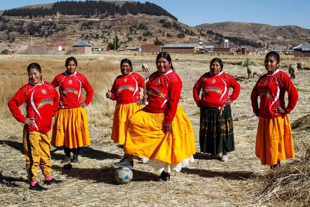 A football team of Aymara indigenous women pose for a picture before a championship in the Aymara district of Juli in Puno, southern Peru, on July 16, 2022. (Photo by Carlos Mamani/AFP Photo)