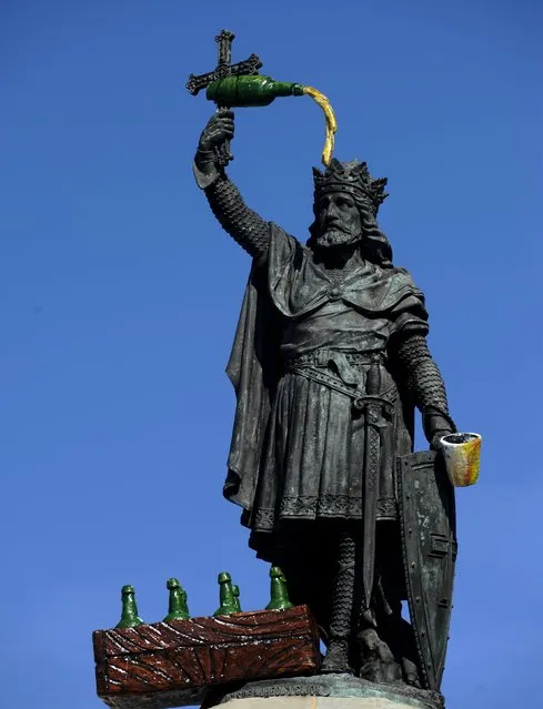 A sculpture representing the first king of the Asturias region, King Pelayo, decorated like a cider pourer is seen during the annual Fiesta de la Sidra Natural (Natural Cider Party) in Gijon, northern Spain, August 28, 2015. (Photo by Eloy Alonso/Reuters)