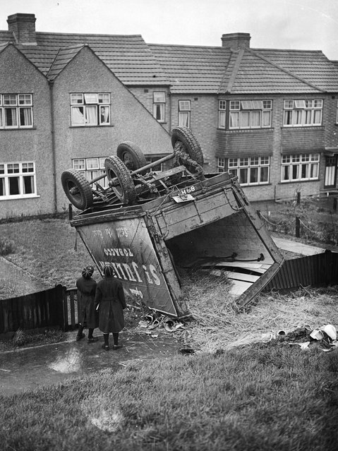 After veering off the Great North Road, this heavy trailer loaded with china water pipes and fittings ended up overturned in a front garden in New Barnet. 22nd January 1937. (Photo by Fred Morley/Fox Photos)