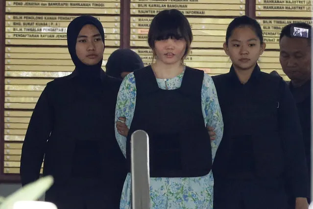 Vietnamese Doan Thi Huong, center, is escorted by police as she leave the court house in Shah Alam, Malaysia, Tuesday, October 3, 2017. Thi Huong and Siti Aisyah of Indonesia pleaded not guilty as their trial opened Monday in the killing of Kim, widely thought to have been orchestrated by his half brother, North Korea's third-generation leader Kim Jong Un. (Photo by Vincent Thian/AP Photo)