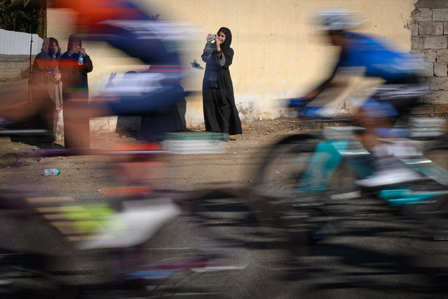 Spectators look at the pack riding during the fifth stage of the the Alula Tour cycling race around Alula, Saudi Arabia on February 1, 2025. (Photo by Loïc Venance/AFP Photo)