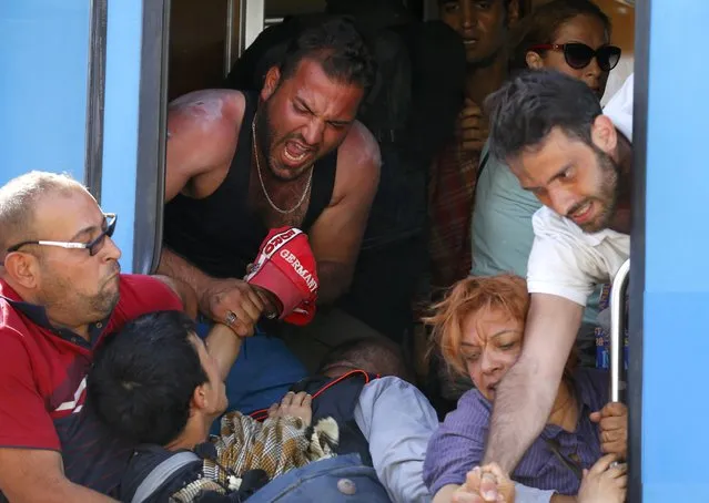 Migrants scramble aboard a train at the station in Beli Manastir, Croatia September 18, 2015. (Photo by Laszlo Balogh/Reuters)