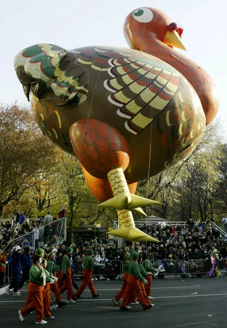 Macy's Thanksgiving Day Parade balloon Tom Turkey enters New York's Columbus Circle, Thursday, November 27, 2003. (Photo by John Marshall Mantel/AP Photo)