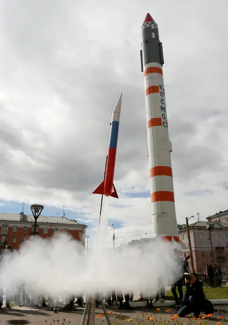 A self-made rocket model is launched by students of the Siberian State Aerospace University (SibSAU) to mark the first day of the academic year, in front of a monument of Soviet carrier rocket Kosmos 3 in Krasnoyarsk, Siberia, Russia September 1, 2016. (Photo by Ilya Naymushin/Reuters)