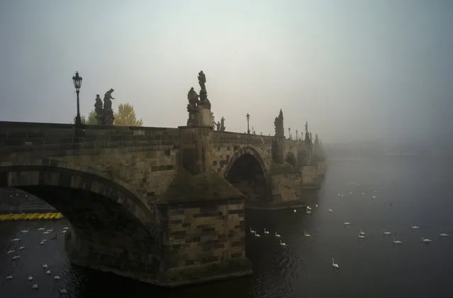 The Charles Bridge is pictured on a foggy morning on October 17, 2016 in Prague, Czech republic. (Photo by Michal Cizek/AFP Photo)