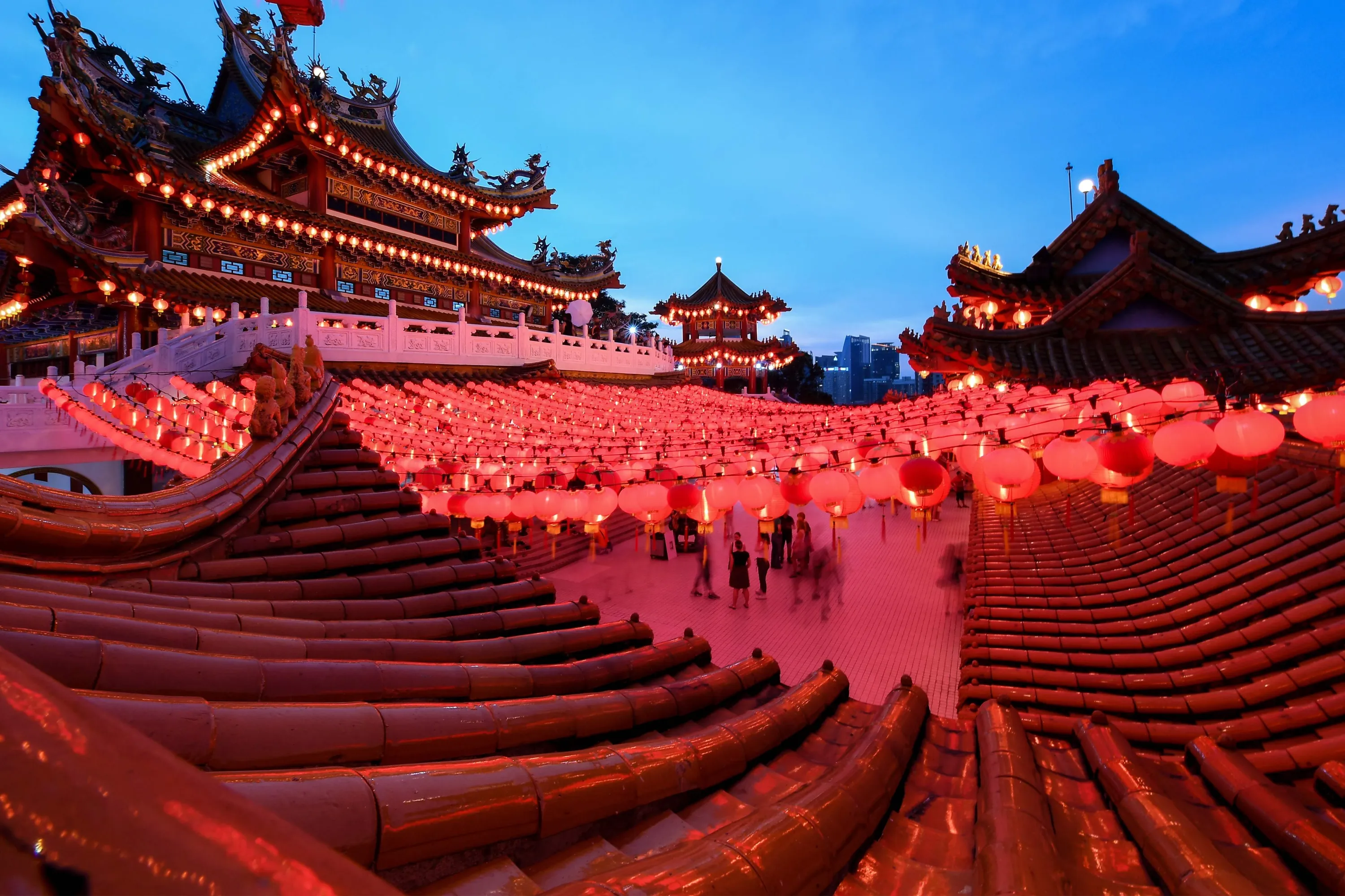 Китайская со. Китайский храм в Куала Лумпуре. Китай храм красный. Новый год в Китае. Китайский новый год храм.