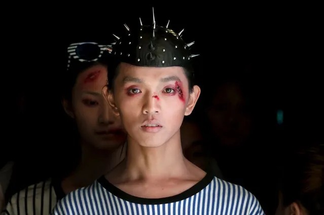 Models wait to present creations by Chinese designer Hu Sheguang for his collection show during China Fashion Week S/S 2016 in Beijing October 26, 2015. (Photo by Jason Lee/Reuters)