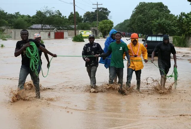 Emergency personnel work to tackle the floods in Fonds Parisiens, western Haiti, 04 October 2016. Hurricane Matthew made landfall on 04 October in western Haiti, causing mudslides and flooding, while two children were reported killed in neighboring Dominican Republic when their family's house collapsed in the heavy rains from the storm. (Photo by Orlando Barria/EPA)