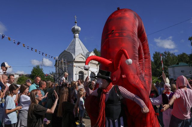 Artists march during street circus festival Karandash-fest, in memory of famous Soviet clown Mikhail Rumyantsev, known under his stage name Karandash, in Staritsa, Tver region, Russia on August 2, 2025. (Photo by Evgenia Novozhenina/Reuters)