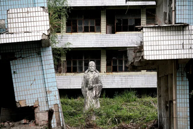 A statue stands at the site of a school destroyed in the 2008 Sichuan earthquake in the city of Beichuan, Sichuan province, China, April 4, 2018. (Photo by Jason Lee/Reuters)
