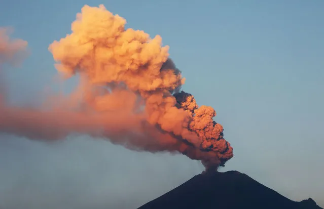 The Popocatepetl Volcano spews ash and smoke as seen from Puebal, state of Puebla, Mexico, on May 18, 2023. The Popocatepetl volcano, located about 55 km from Mexico City, has recorded numerous low-intensity exhalations in the past few days. (Photo by Jose Castañares/AFP Photo)