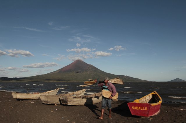 A fisherman arrives in Puerto Momotombo town after fishing in Xolotlan Lake, in front of the Momotombo volcano January 24, 2015. (Photo by Oswaldo Rivas/Reuters)