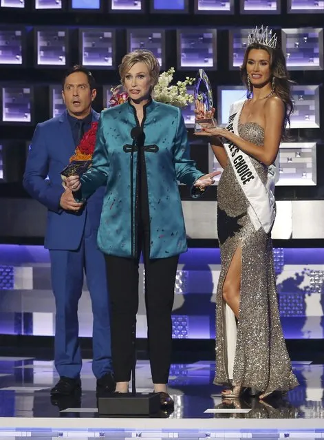 Model Tika Camaj spoofs the recent Miss Universe gaffe with host Jane Lynch (C) and actor Tom Lennon at the People's Choice Awards 2016 in Los Angeles, California January 6, 2016. (Photo by Mario Anzuoni/Reuters)