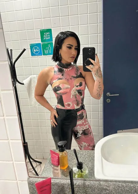 American singer-songwriter Demi Lovato shows off her rocker look in a bathroom in the first decade of September 2023. (Photo by Ddlovato/Instagram)