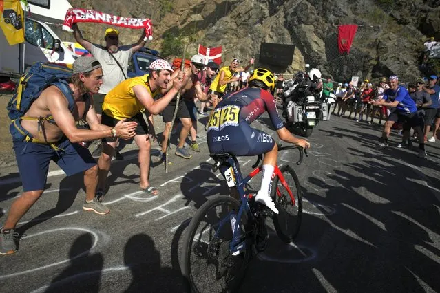Britain's Thomas Pidcock climbs Alpe D'Huez during the twelfth stage of the Tour de France cycling race over 165.5 kilometers (102.8 miles) with start in Briancon and finish in Alpe d'Huez, France, Thursday, July 14, 2022. (Photo by Daniel Cole/AP Photo)