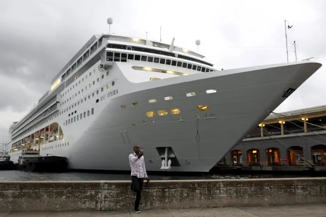 A man takes selfies in front of the passengers cruise ship MSC Opera in Havana in this January 13, 2016 picture. (Photo by Alexandre Meneghini/Reuters)