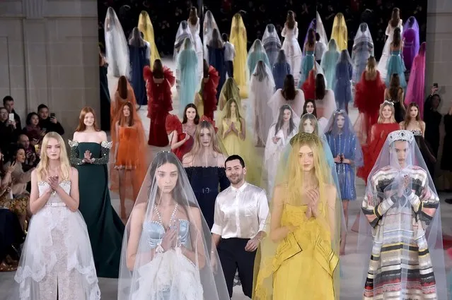 Fashion designer Alexis Mabille (C) acknowledges the audience at the end of the 2017 spring/summer Haute Couture collection on January 24, 2017 in Paris. (Photo by Alain Jocard/AFP Photo)