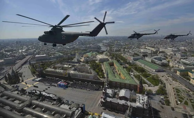 Russian Mil Mi-26 Halo helicopter flies over the Red Square during the Victory Day parade in Moscow, Russia, May 9, 2015. (Photo by Reuters/Host Photo Agency/RIA Novosti)