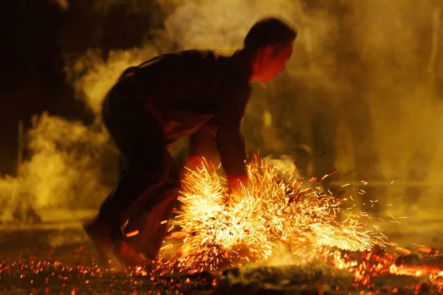 People perform tradition fire dance of “Pa Phen” ethic minority, which is a part of IPU sideline activitys in Dong Mo, a Vietnamese ethnic culture-tourism village, about 60km from Hanoi, Vietnam, 29 March 2015. This festival is just reserved to the young men and they are always admired and applauded by everyone. (Photo by Ha Duc Thanh/EPA)