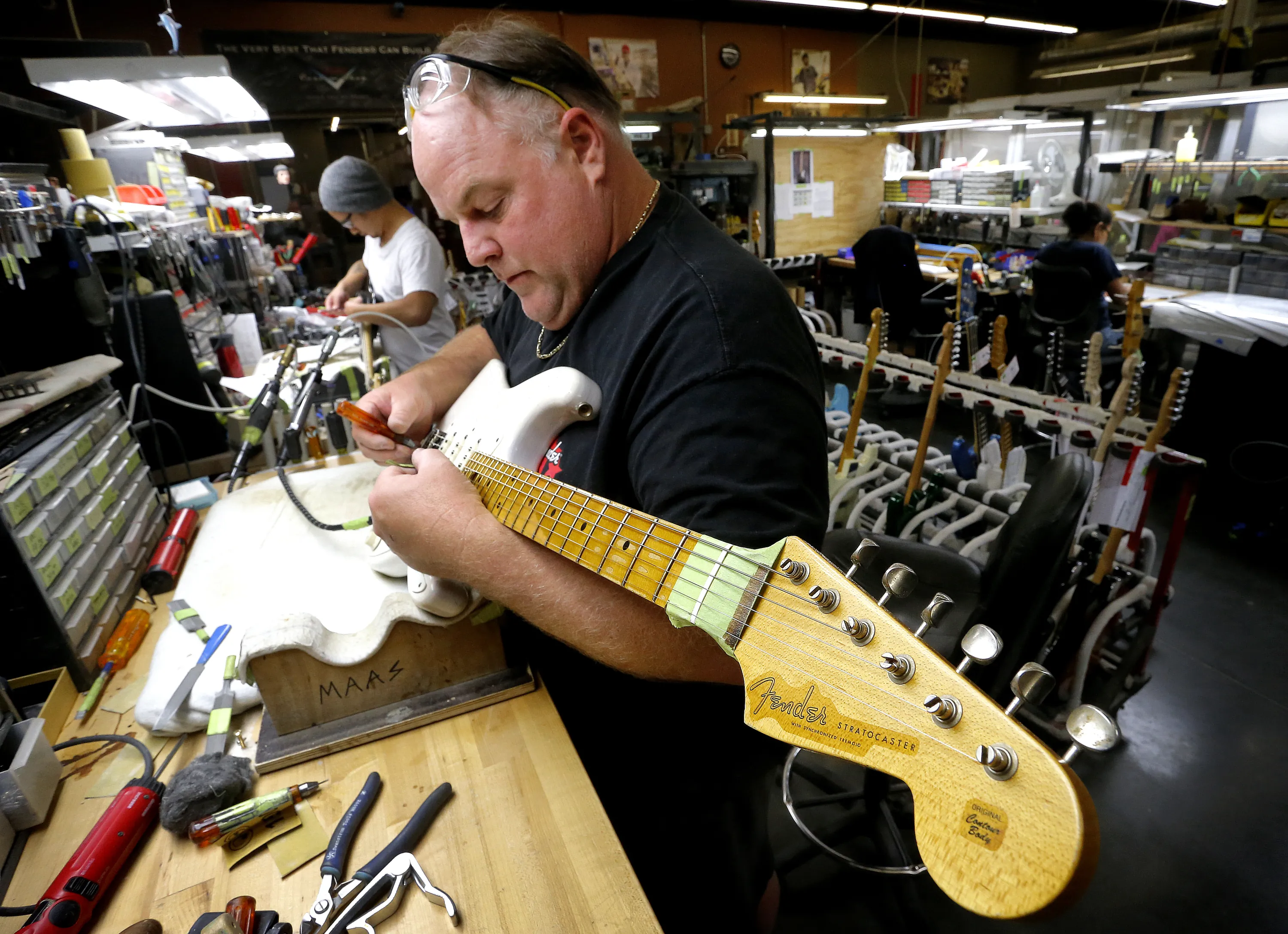 Игры делать гитару. Fender Stratocaster гитаристы. Fender 60 годов. Джимми Хендрикс стратокастер. Fender Stratocaster Corona California.