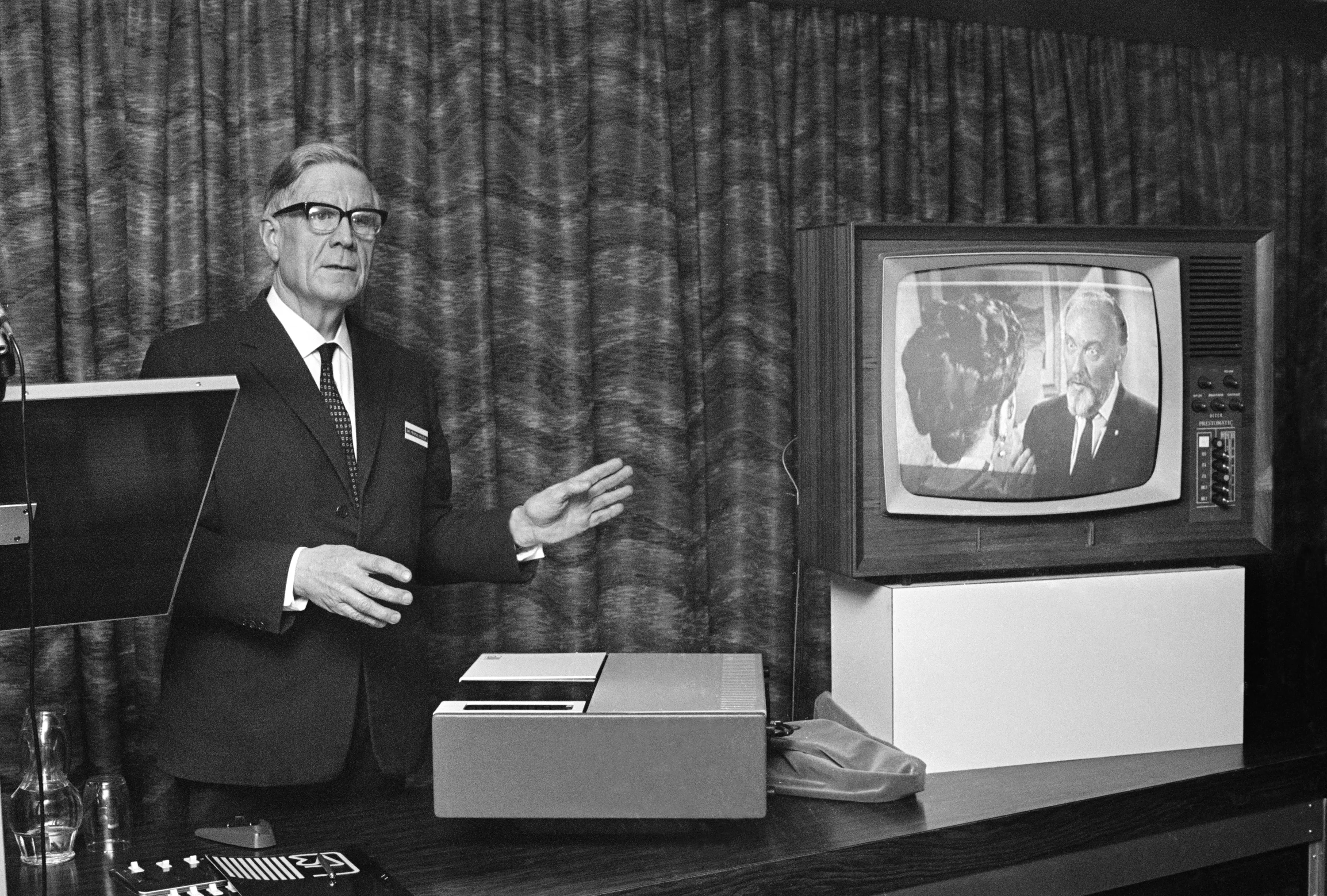1 телевизор в мире. Телевидение. Телевизор 1970 года. Телевидение 1920. Телевидение в 1970 году.