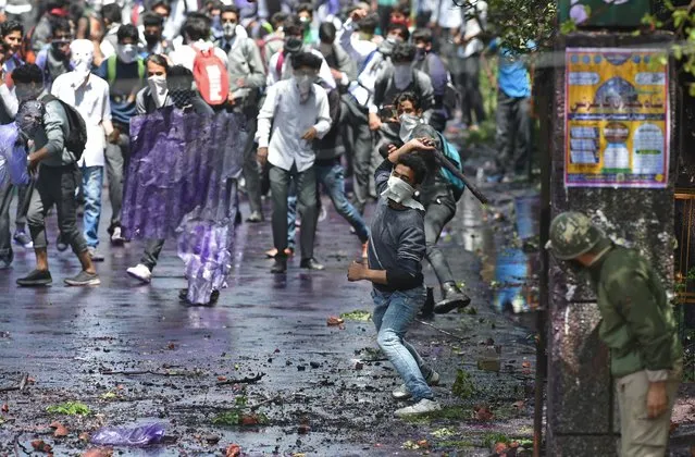 Kashmiri students clash with Indian government forces in central Srinagar's Lal Chowk on April 24, 2017. Police fired into a crowd of stone-throwing students in Indian Kashmir on April 24, as violence in the disputed region intensified. Hundreds of student protesters shouted “We want freedom” and “Go India, go back” as they clashed with government forces after taking to the streets of the main city Srinagar. (Photo by Tauseef Mustafa/AFP Photo)