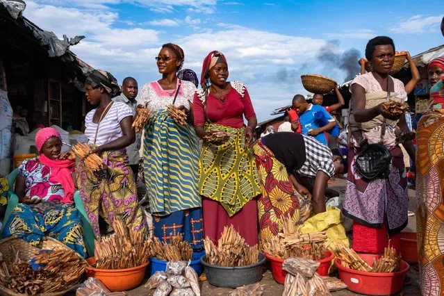 A group of women selling fire wood at the Bujumbura Textile Complex (COTEBU) market in bujumbura on the International Women's Day on March 8, 2022. (Photo by Tchandrou Nitanga/AFP Photo)