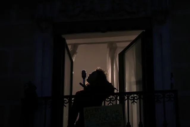 Spanish blues singer Beatriz Berodia “Betta” sings from her balcony during a daily evening concert to support health workers and to make it easier for her neighbours to bear the coronavirus lockdown in Madrid, Spain, March 19, 2020. (Photo by Susana Vera/Reuters)