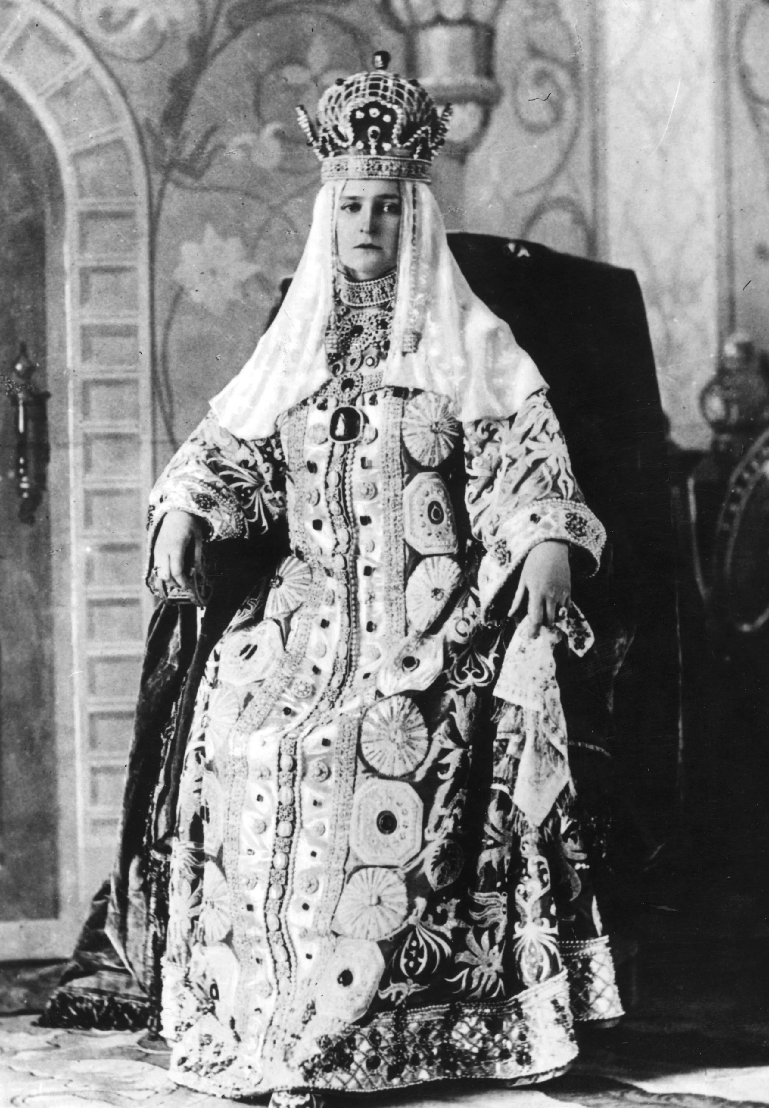 Рост царицы. Императрица на балу в 1903.