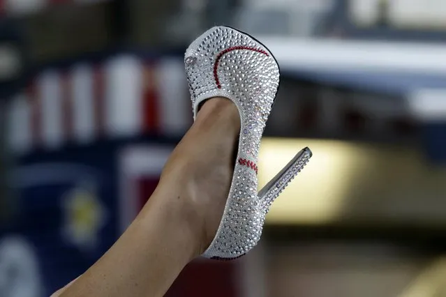 Miss Arizona Alexa Rogers displays her shoe during the Miss America Shoe Parade at the Atlantic City boardwalk, Saturday, September 13, 2014, in Atlantic City, N.J. (Photo by Julio Cortez/AP Photo)