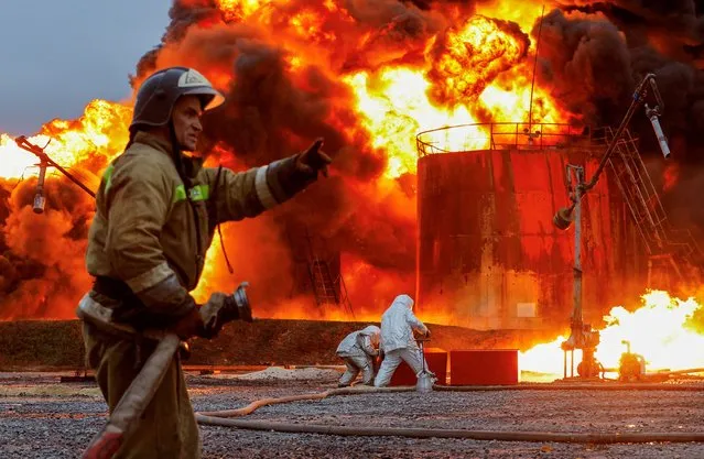 Firefighters work to extinguish fire following recent shelling at an oil storage in the course of Russia-Ukraine conflict in the town of Shakhtarsk (Shakhtyorsk) near Donetsk, Russian-controlled Ukraine on October 27, 2022. (Photo by Alexander Ermochenko/Reuters)