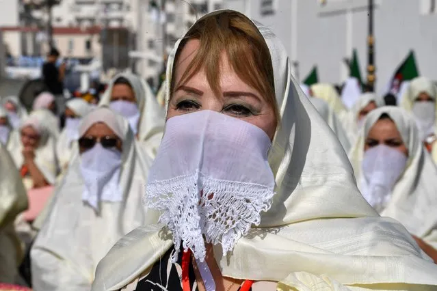 Algerian woman wear traditional dress during a parade to mark the anniversary of the Algerian revolution, on October 31, 2022, in the capital Algiers, ahead of tomorrow's Arab summit. (Photo by Fethi Belaid/AFP Photo)