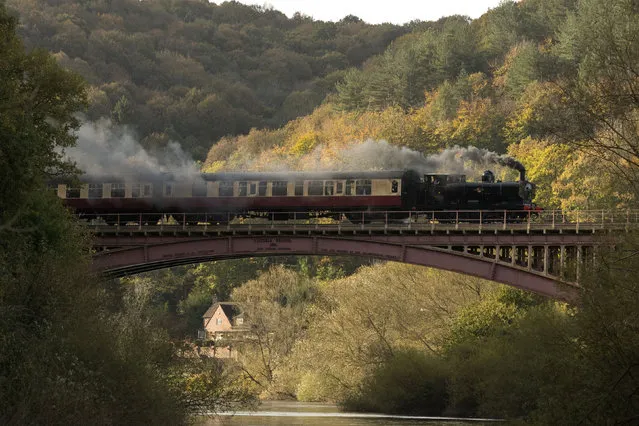 A steam train on the Severn Valley Railway crosses the Victoria Bridge in Arley, Bewdley, England on October 20, 2017. (Photo by Aaron Chown/PA Wire)