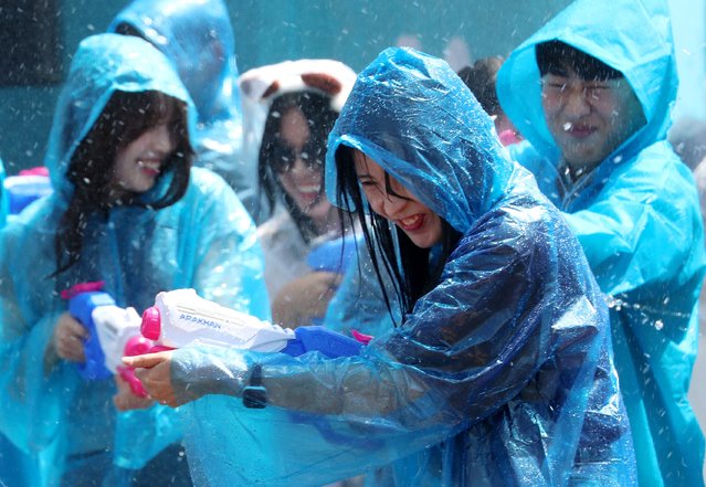 Citizens are enjoying the festival by shooting hot spring water guns at the Yuseong Hot Spring Festival held on Oncheon-ro in Yuseong-gu, Daejeon in the first decade of May 2025. (Photo by Shin Hyeon-jong)