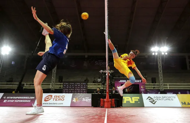 Sepak Takraw, ISTAF Super Series Finals Thailand 2014/2015, Nakhon Pathom Municipal Gymnasium, Huyjorake Maung, Nakonprathom, Thailand on October 20, 2015: Vietnam's Hoang Thi Hoa (R) and Japan's Yuumi Kawamata in action during their group stage match. (Photo by Asia Sports Ventures/Action Images via Reuters)