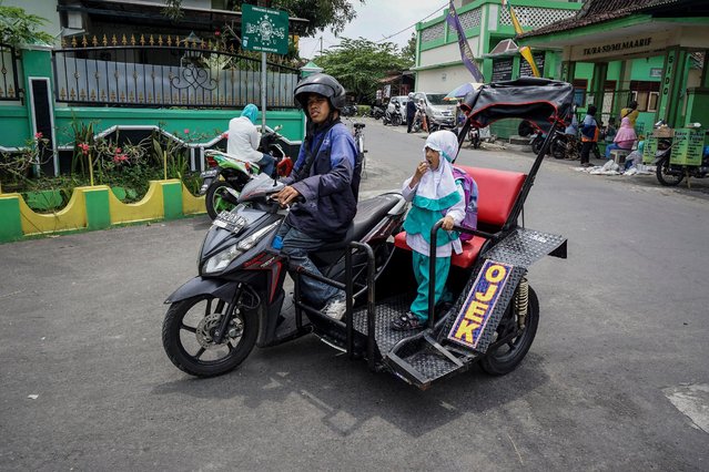 Hartanto, a disabled motorcycle taxi driver, carries a student passenger in Yogyakarta, Indonesia September 20, 2016. (Photo by Hendra Nurdiyansyah/Reuters/Antara Foto)