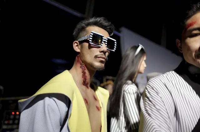 Models get ready backstage before Chinese designer Hu Sheguang's collection show during China Fashion Week S/S 2016 in Beijing October 26, 2015. (Photo by Jason Lee/Reuters)