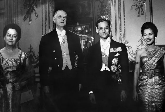 French President General de Gaulle (2nd L) and his wife Yvonne de Gaulle (L), king Bhumibol Adulyadej and his wife queen Sirikit of Thailand pose for the photographers after a diner at the Elysee Palace in Paris 12 October 1960 during an official visit of the royal couple in France. (Photo by AFP Photo)