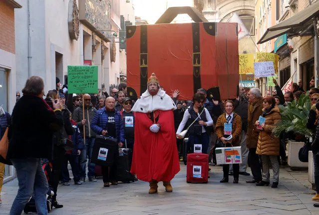 Venetians carries their luggages in a protest that calls for the authorities to think of the local community and not just about tourists, in Venice, Italy, November 12, 2016. (Photo by Manuel Silvestri/Reuters)