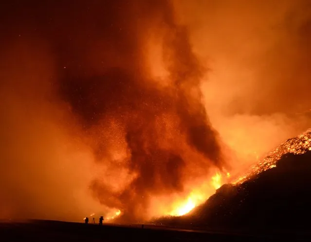 Huge fire tornados form during the Solimar brush fire that started early Saturday morning in Ventura County, California December 26, 2015. A wildfire in Southern California burned over 1,000 acres of land, forced the closure of parts of two major highways and led to evacuations on Saturday, fire officials said. (Photo by Gene Blevins/Reuters)