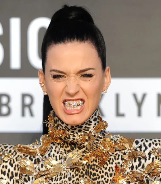 Katy Perry wears a grill that says “ROAR” as she arrives at the MTV Video Music Awards on Sunday, August 25, 2013, at the Barclays Center in the Brooklyn borough of New York. (Photo by Evan Agostini/Invision/AP Photo)
